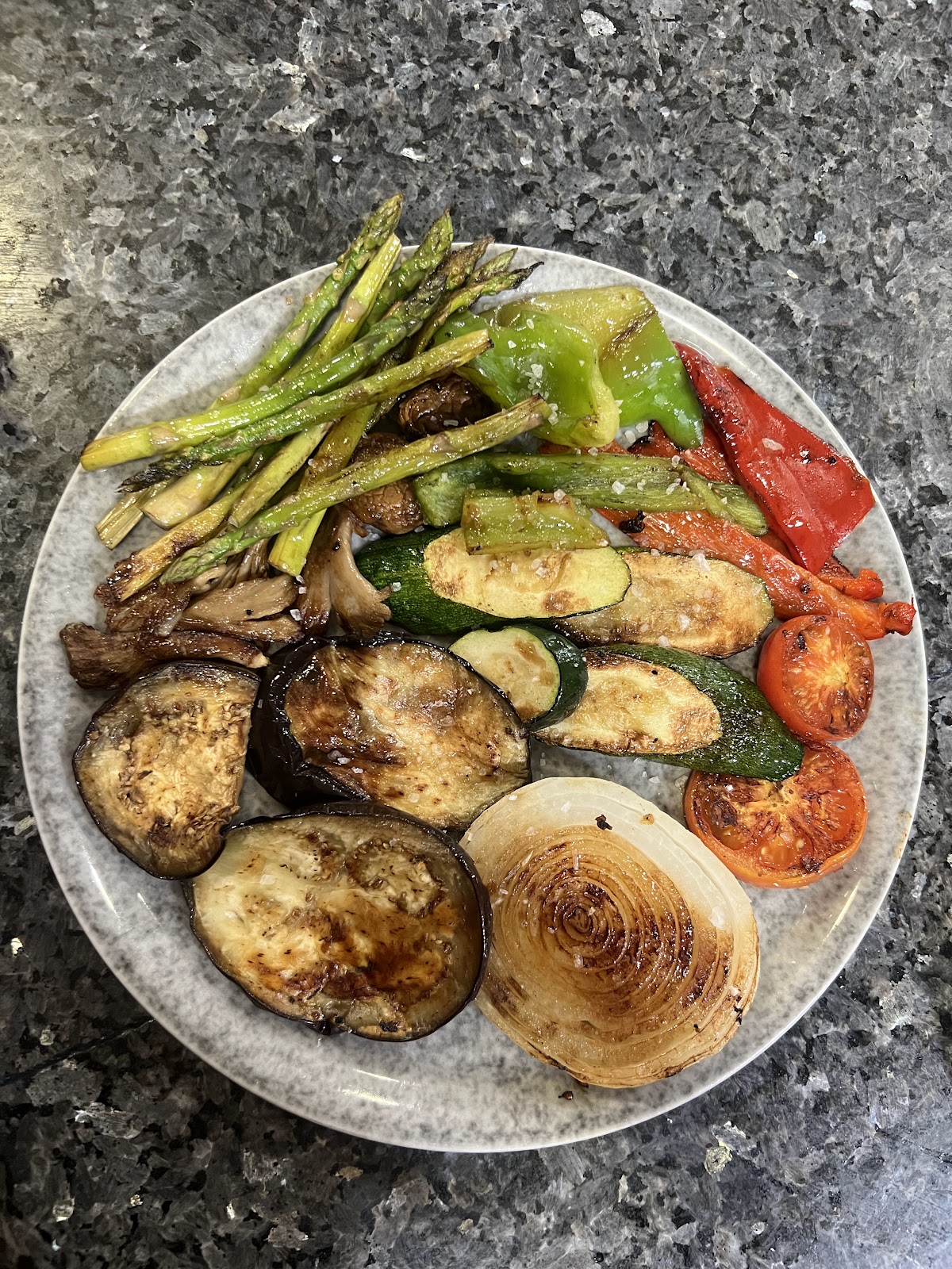 Plato de verduras asadas de temporada