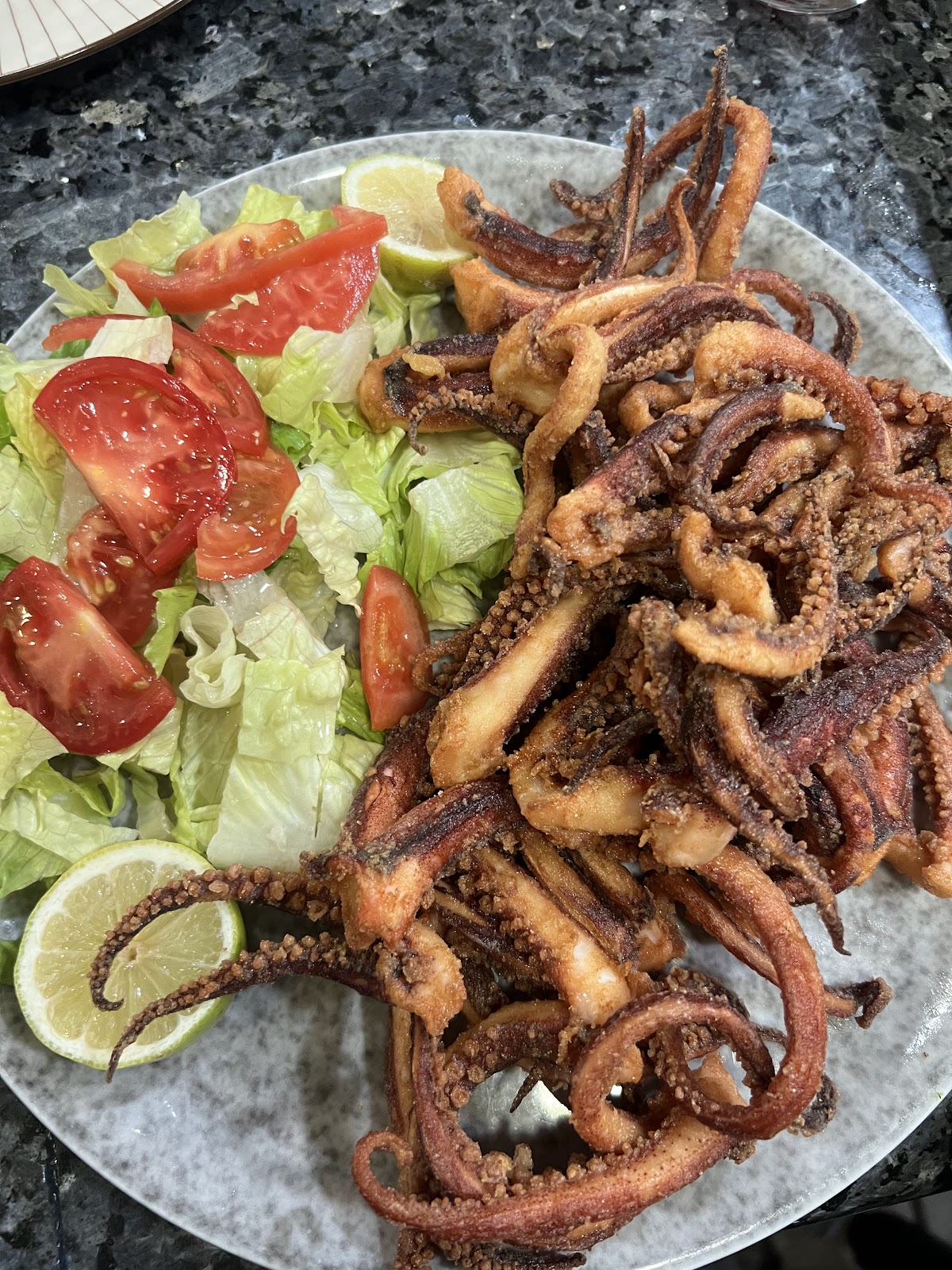 Plato de calamares fritos con limón