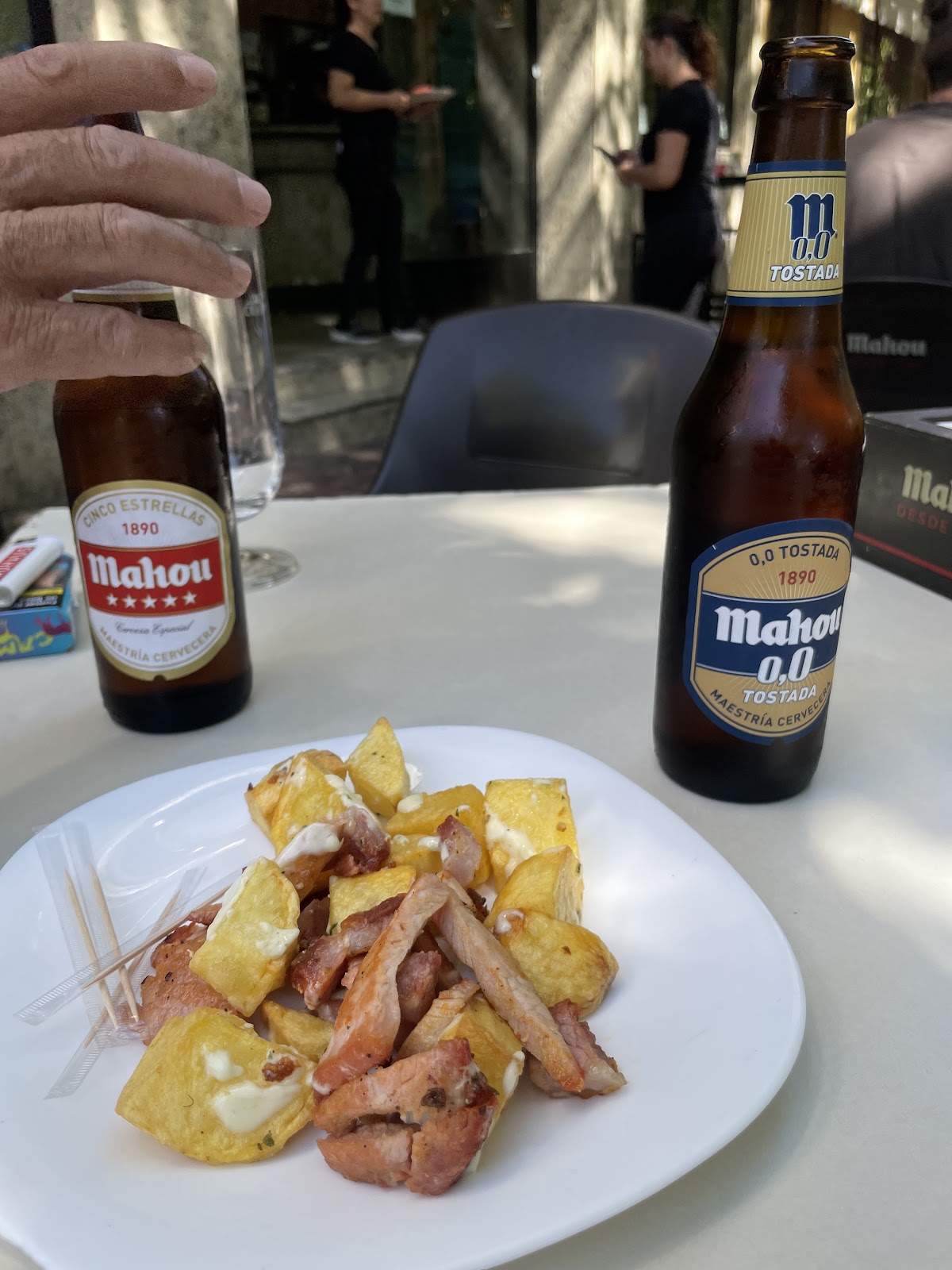 Tabla de picoteo con bebida y salsas